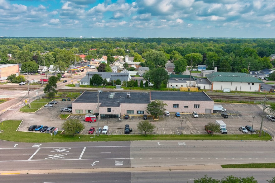 More Photos Of 111 S Lake St, Montgomery Service For Sale