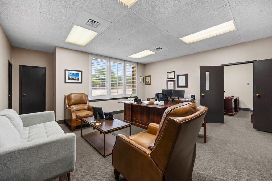 More Photos Of 8001 E R L Thornton Fwy, Dallas Office For Lease