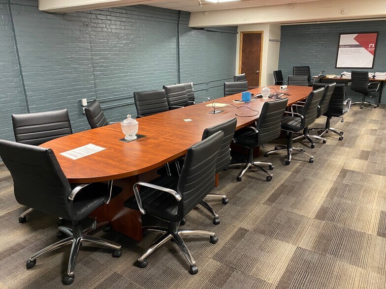 More Photos Of 50 Industrial Cir, Lincoln Manufacturing For Lease