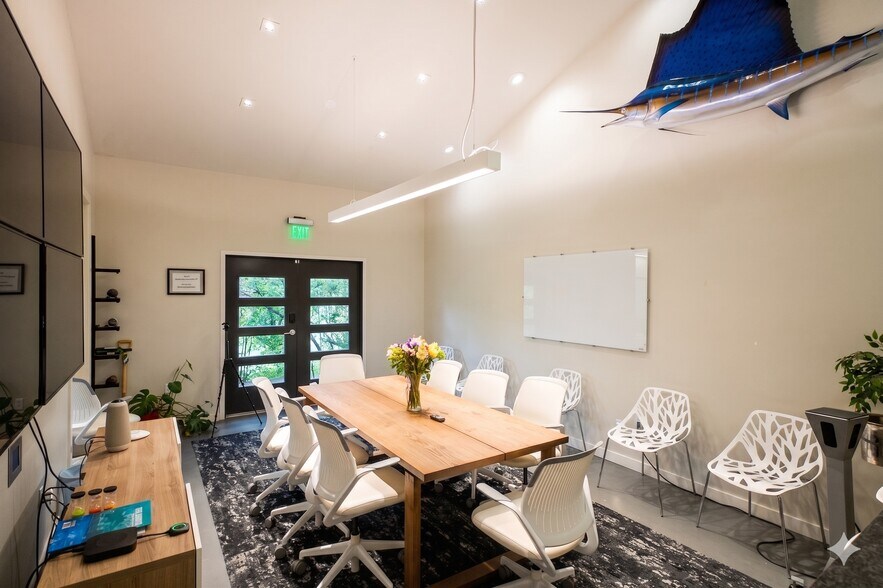More Photos Of 612 Winflo Dr, Austin Office For Lease