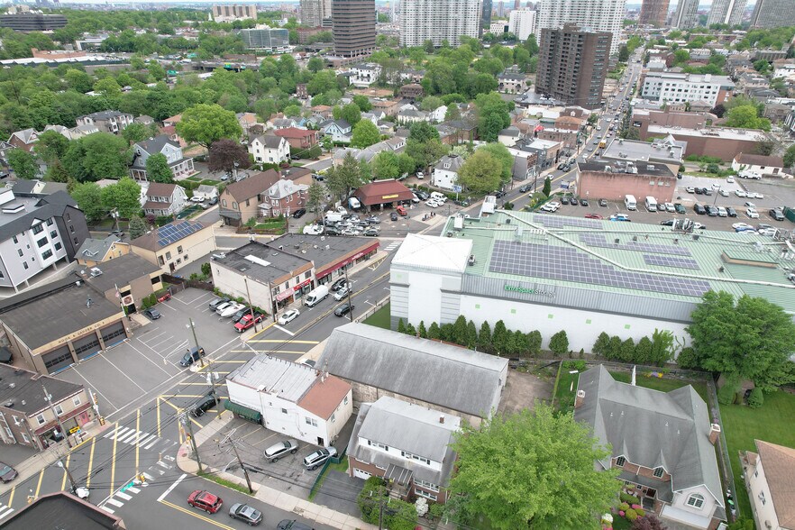 More Photos Of 560 Main St, Fort Lee Freestanding For Sale