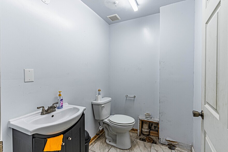 More Photos Of 161 Abington Ave, Newark Warehouse For Sale