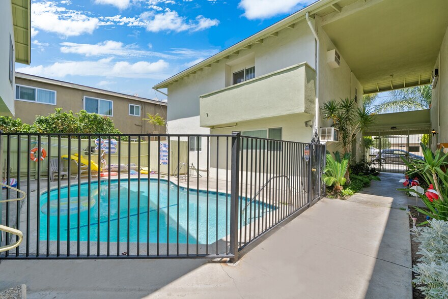 More Photos Of 13520 Victory Blvd, Van Nuys Apartments For Sale