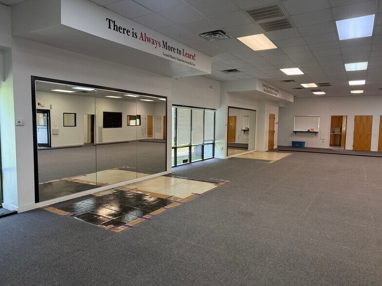 More Photos Of 100 Commercial Dr, Atoka General Retail For Lease