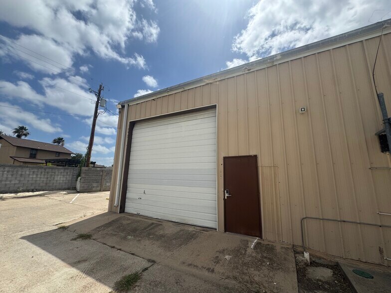 Primary Photo Of 5713 Springfield Ave, Laredo Office For Lease