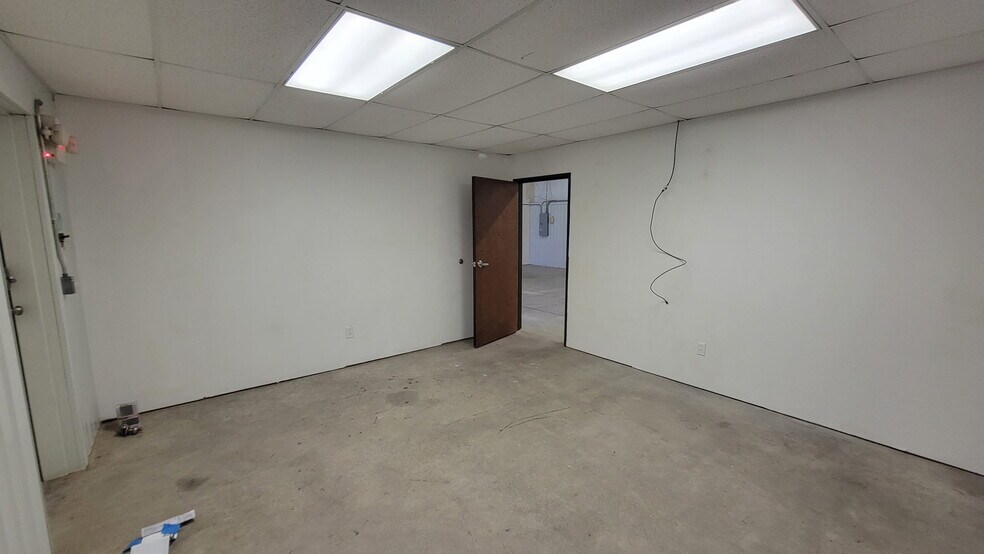 More Photos Of 3547 Macdonnell Dr, Norman Industrial For Lease