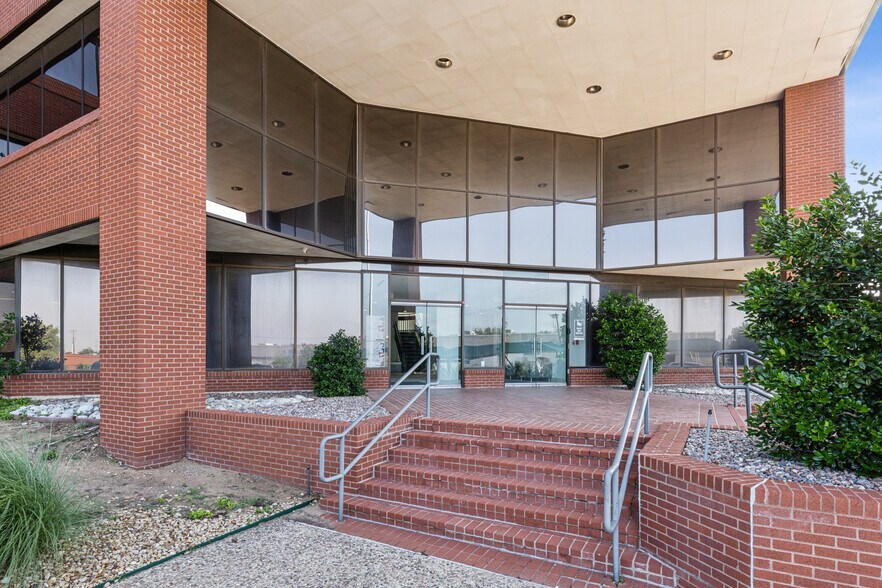 More Photos Of 2121 Midway Rd, Carrollton Office For Lease