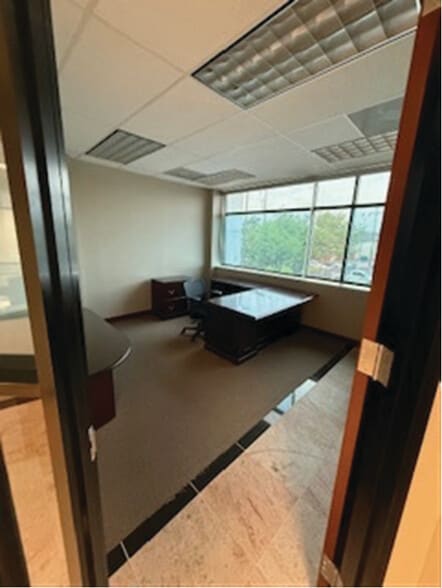 More Photos Of 3915 Lemmon Ave, Dallas Office For Sale