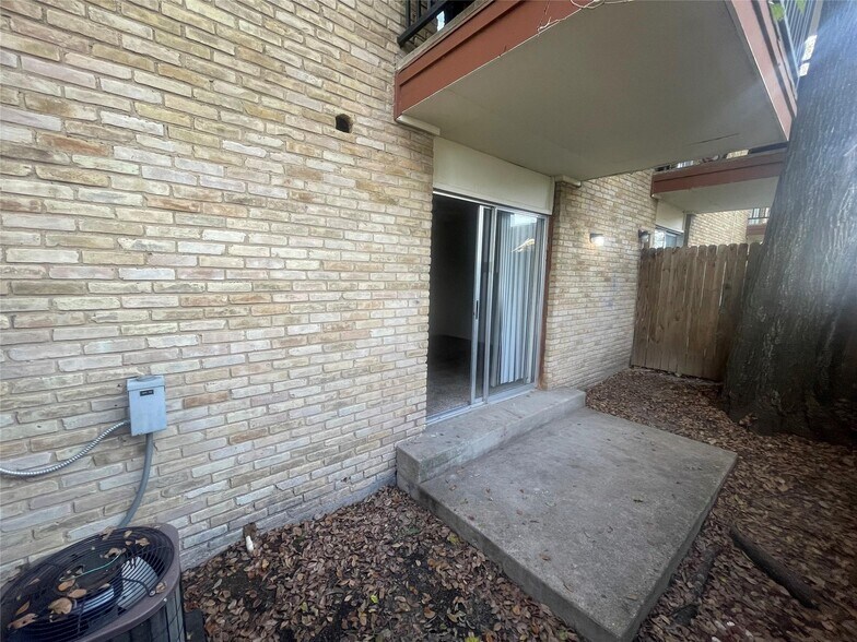 More Photos Of 322 S Waco St, Weatherford Apartments For Sale
