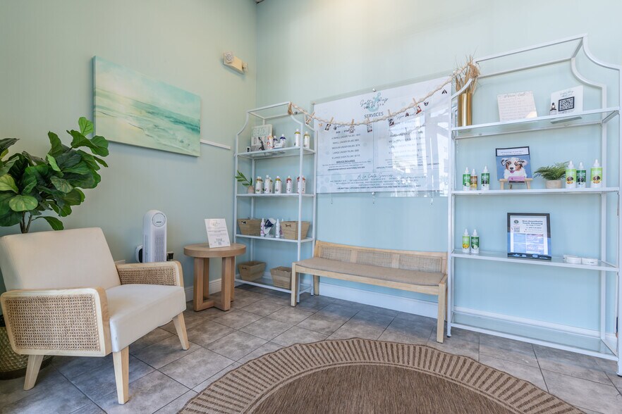 More Photos Of 2770 Davis Blvd, Naples Storefront For Sale