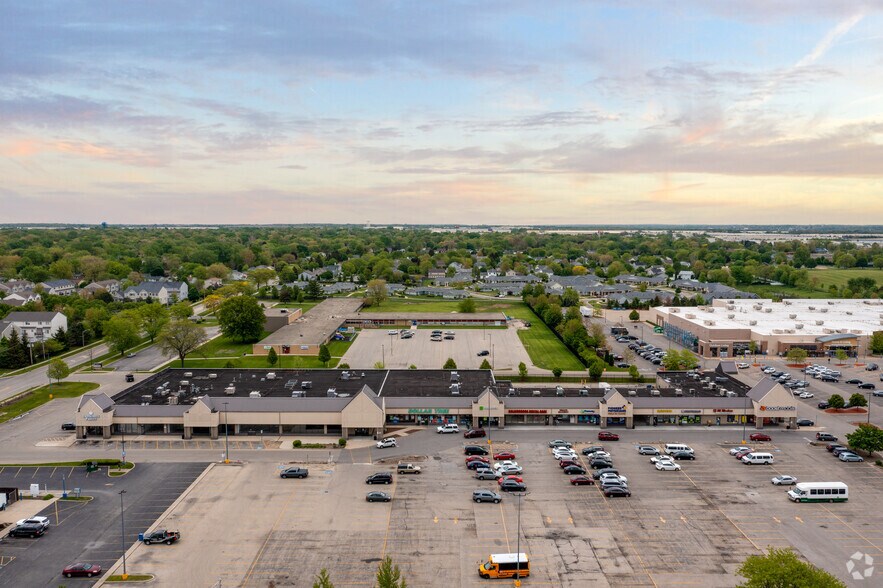 More Photos Of 104-200 S Bolingbrook Dr, Bolingbrook Restaurant For Lease
