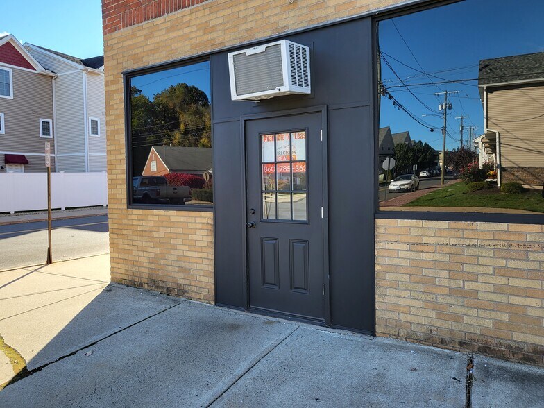 More Photos Of 2 W Center St, Southington Showroom For Lease