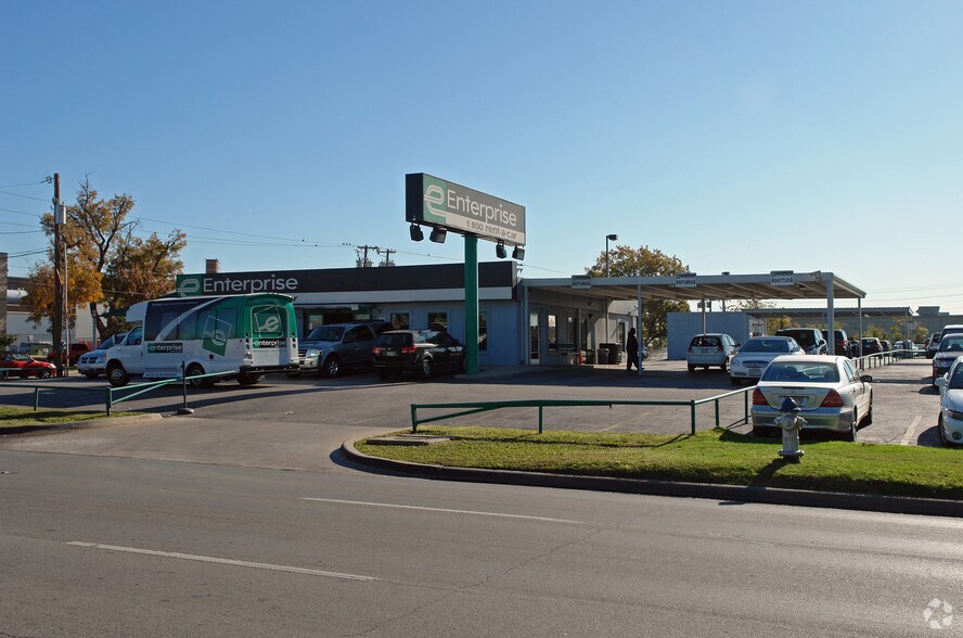 Primary Photo Of 3326 W Mockingbird Ln, Dallas Freestanding For Lease