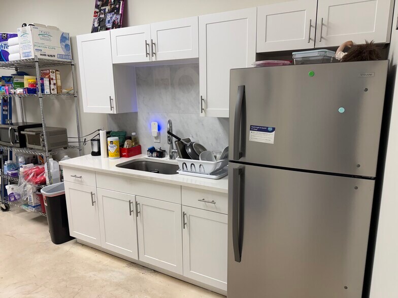 More Photos Of 7140-7176 15th St E, Sarasota Manufacturing For Lease