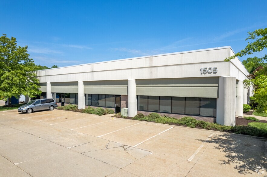 More Photos Of 1505 Corporate Woods Pky, Uniontown Flex For Lease