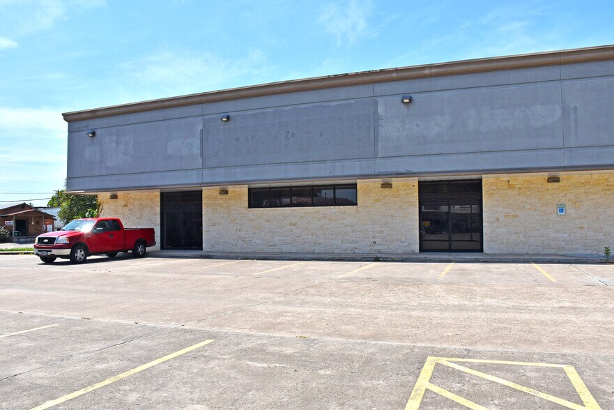 More Photos Of 200-201 N Main St, Sweeny Storefront For Sale