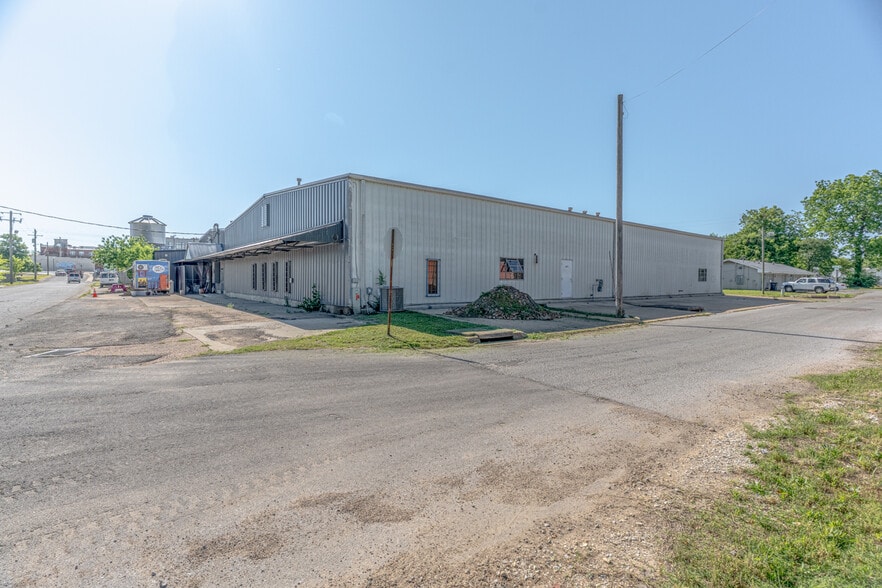 More Photos Of 301 Burke Ave, Jonesboro Warehouse For Sale