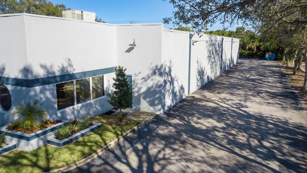 More Photos Of 990 S Rogers Cir, Boca Raton Manufacturing For Lease