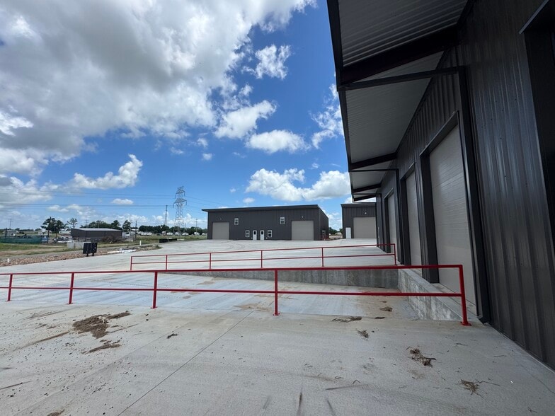 More Photos Of 450 Hwy 290 E, Elgin Light Distribution For Lease