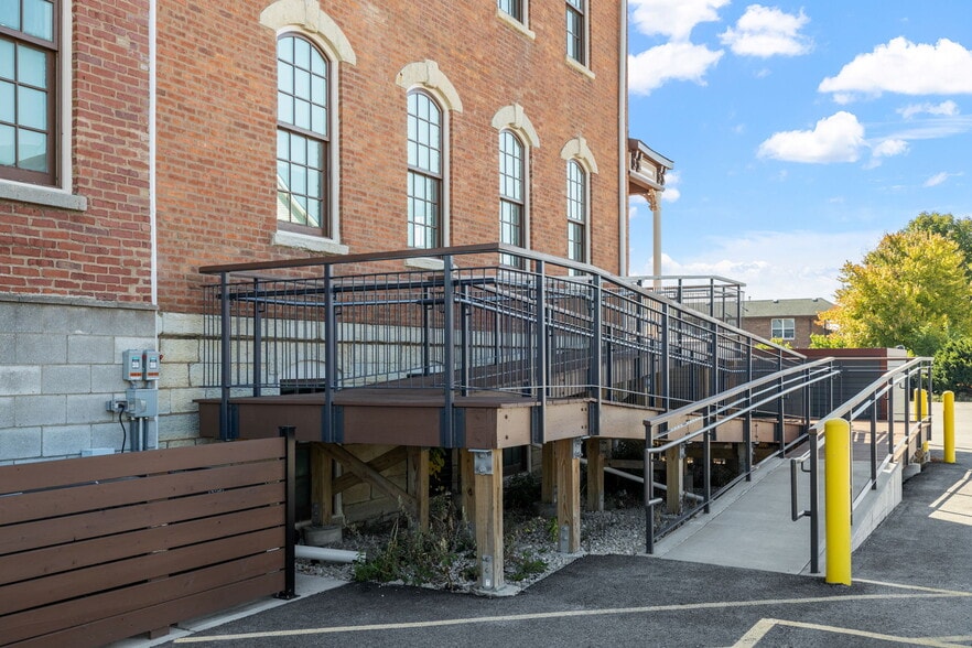 More Photos Of 6811 Hickory St, Tinley Park Bar For Sale