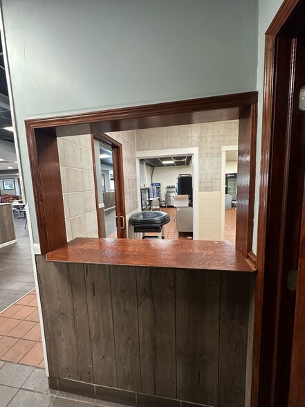 More Photos Of 102 E Park St, Taylorville Freestanding For Sale