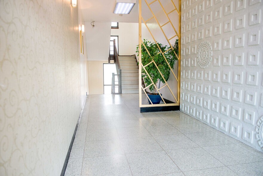 More Photos Of 1 Great Neck Rd, Great Neck Storefront Retail Office For Lease