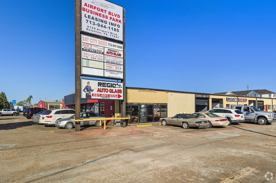 More Photos Of 9125 Airport Blvd, Houston Warehouse For Lease