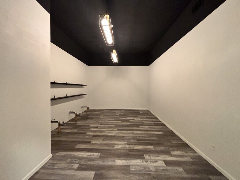 More Photos Of 265 S Main St, Independence Storefront Retail Office For Sale