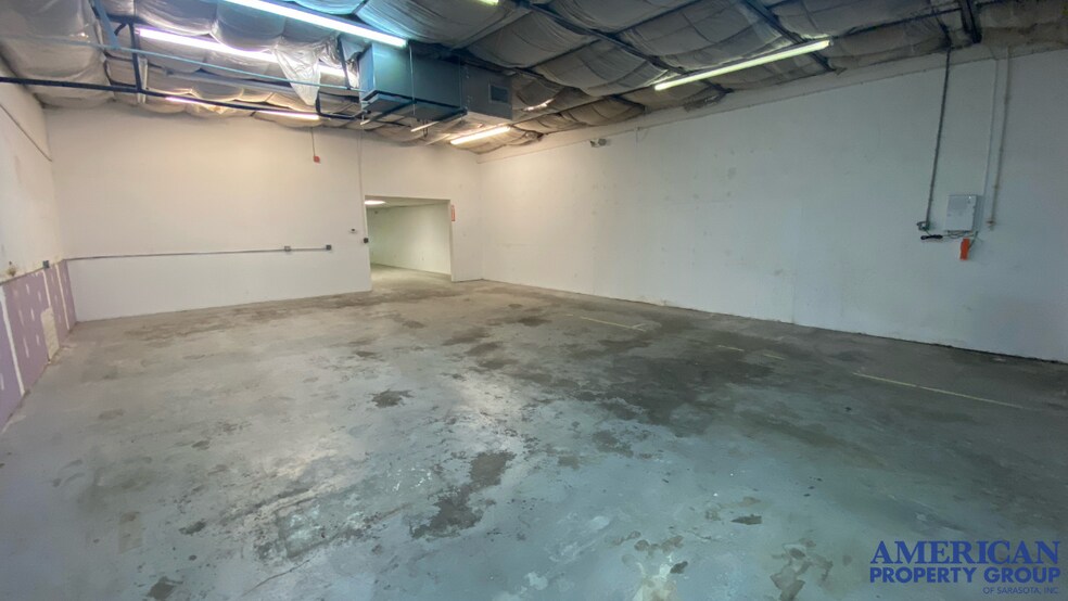 More Photos Of 6111-6121 Clark Center Ave, Sarasota Showroom For Lease