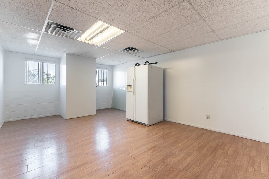 More Photos Of 2272 Crestline Loop, North Las Vegas Auto Repair For Sale