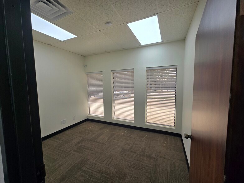 More Photos Of 1864 Norwood Dr, Hurst Office For Lease