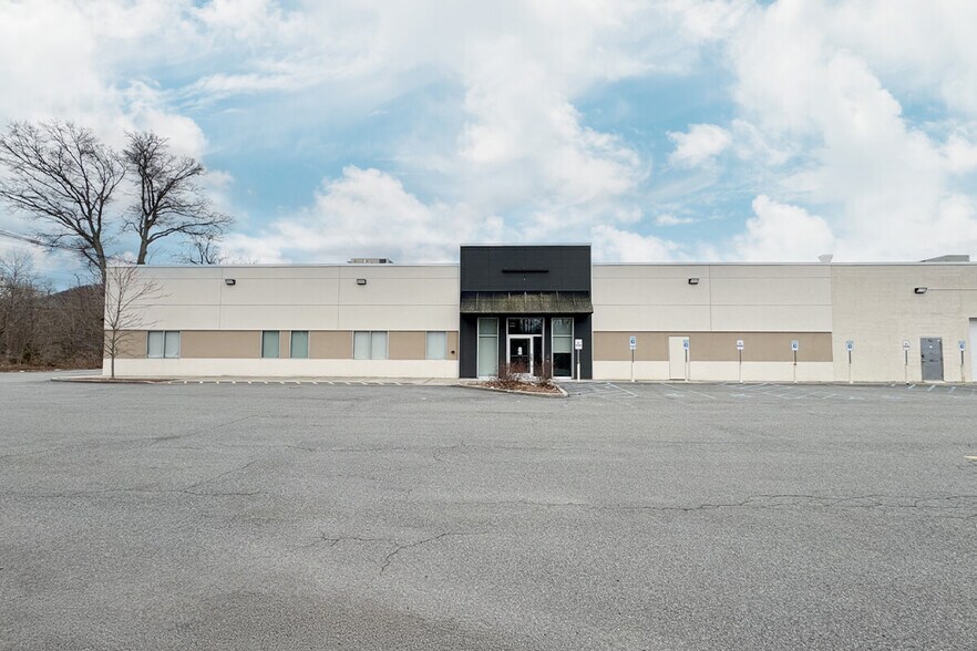 More Photos Of 982-986 Main St, Fishkill Unknown For Lease