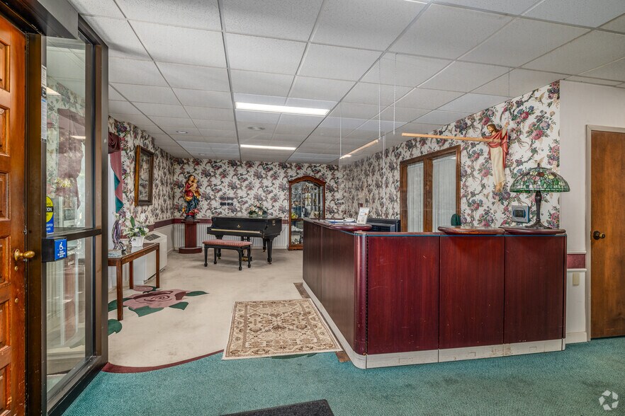 More Photos Of 39 N Portage Path, Akron Shelter For Sale