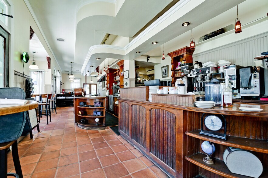 More Photos Of 1503 4th St, Sarasota Restaurant For Lease