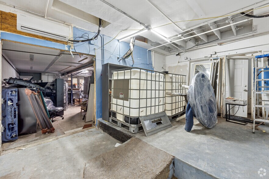 More Photos Of 10520 Magnolia Blvd, North Hollywood Office For Sale