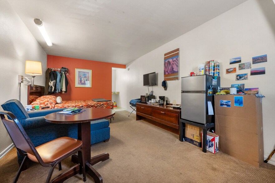 More Photos Of 416 State St, Trinidad Flex For Sale
