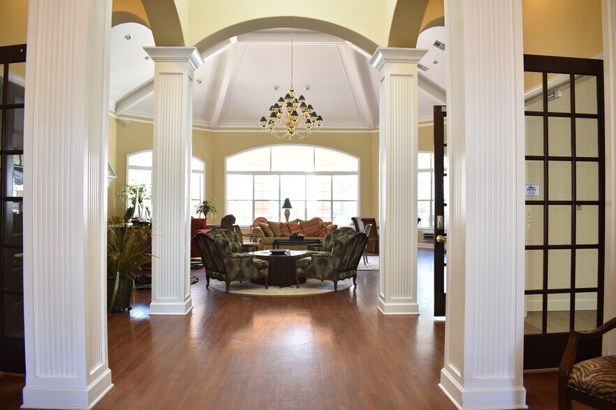 More Photos Of 2252 Beach Dr, Gulfport Office Residential For Lease