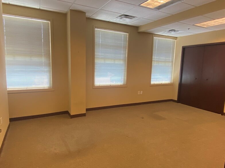 More Photos Of 10427 North St, Fairfax Office For Lease