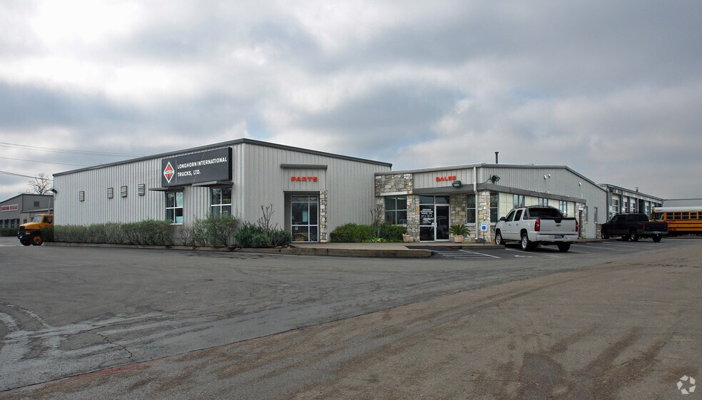 More Photos Of 4711 E 7th St, Austin Auto Repair For Lease