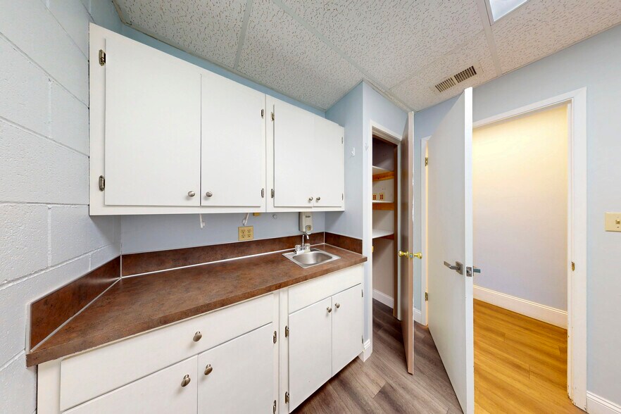 More Photos Of 7447 Martin Way E, Lacey Veterinarian Kennel For Sale