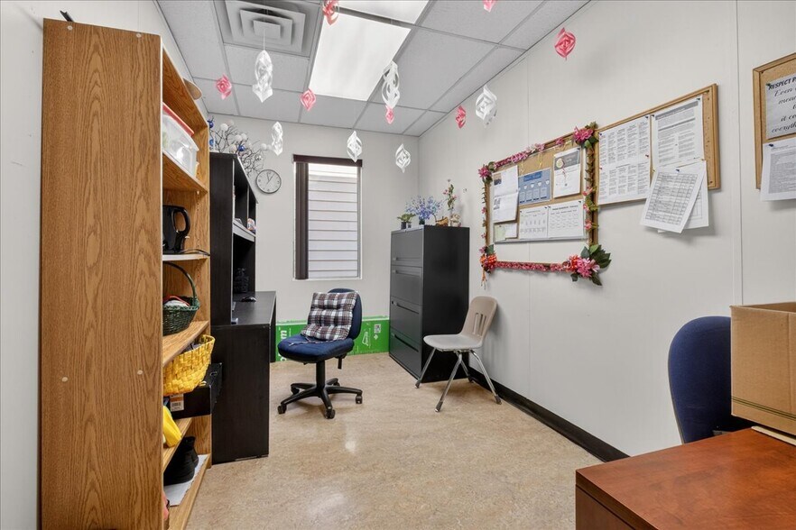 More Photos Of 11831 123 St NW, Edmonton Office For Sale