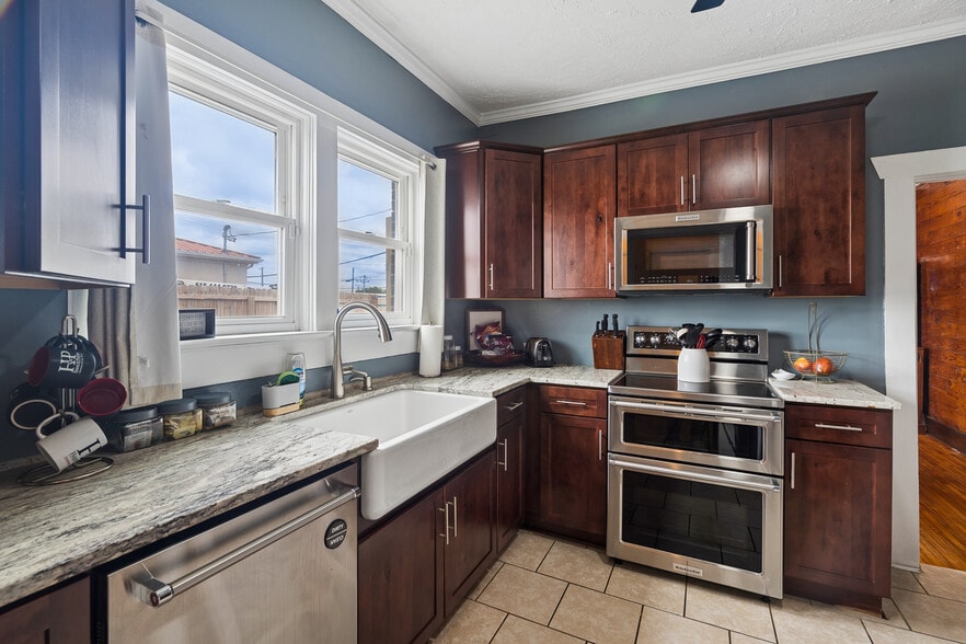 More Photos Of 207 University Ave, Lebanon Office For Sale
