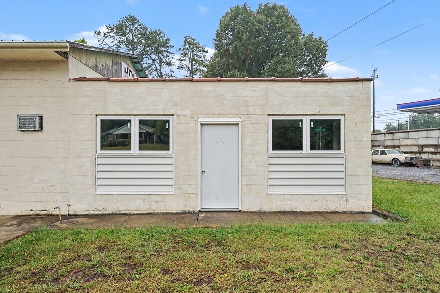 More Photos Of 427 W Gene Hairston St, Madison Auto Repair For Sale