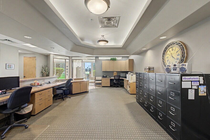 More Photos Of 565 W Chandler Blvd, Chandler Office For Lease