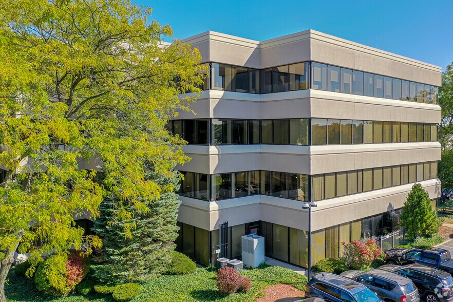 More Photos Of 360 W Butterfield Rd, Elmhurst Medical For Lease