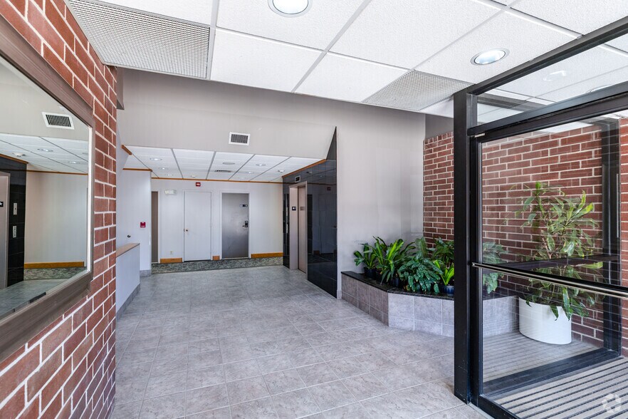 More Photos Of 427 Bedford Rd, Pleasantville Office Residential For Lease