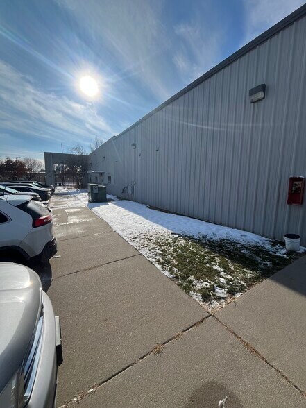 More Photos Of 2330 Paul St, Omaha Warehouse For Sale