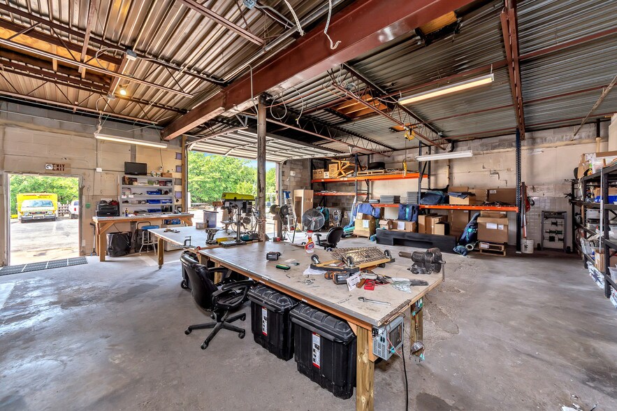 More Photos Of 2001 S Austin Ave, Denison Light Distribution For Lease