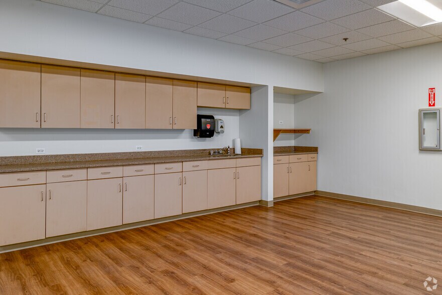 More Photos Of 2380 Sullivan Rd, Aurora Manufacturing For Lease