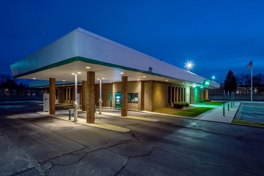 Primary Photo Of 11275 Allen Rd, Southgate Bank For Sale